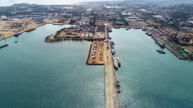 Pelabuhan Batu Ampar Dilengkapi Container Crane Percepat Proses Bongkar Muat Barang
