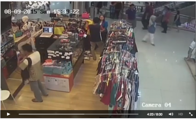 [VIDEO] Pencurian di BCS Mall Batam Terekam CCTV. Begitu Ketahuan, Penjaga Toko Terloncat