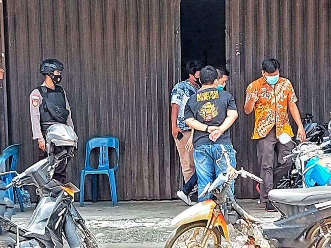 Penyidik KPK Geledah Gudang Rokok di Tanjunguban Bintan