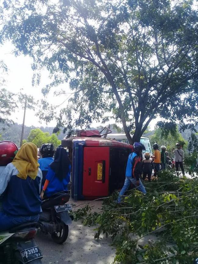 Angkot Bimbar Terbalik, Sopir Dikabarkan Hitung Duit Saat Nyetir