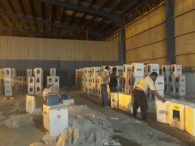 Surat Suara Tambahan Tiga Kecamatan di Batam Ketinggalan Pesawat
