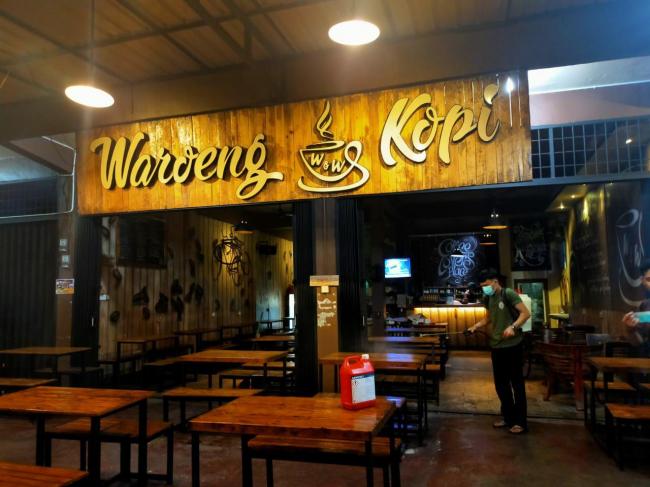 Warung Kopi W&W Tanjungpinang Disinfeksi Meja dan Kursi Cegah Covid-19