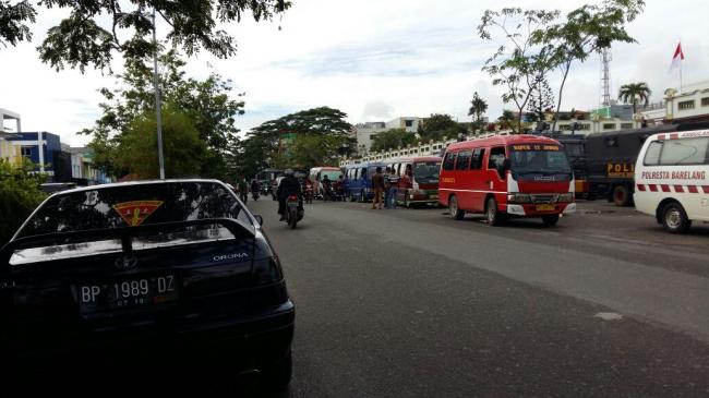 Tiga Bus Pria Berpakaian Sipil Ikut Rombongan Polisi