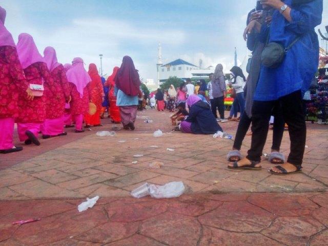 Pesta HJB Bubar, Sampah Berserakan di Engku Putri