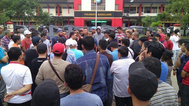 Ratusan Driver Taksi Online Demontrasi ke Kantor Wali Kota Batam