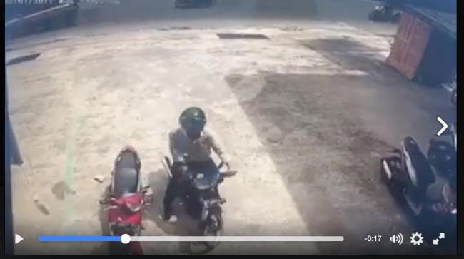 [VIDEO] Dalam Hitungan Detik, Pencuri di Sei Panas Gondol Dompet Wanita