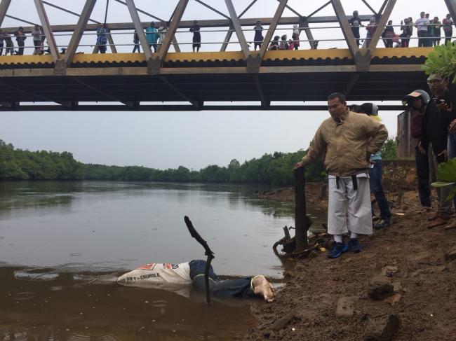 Warga Digegerkan Penemuan Mayat Dalam Karung  di Jembatan Dompak
