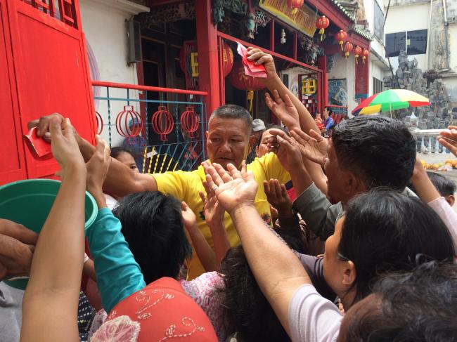 Penampakan Para Pengemis Berebut Angpao Imlek