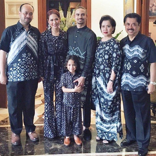 Busana Lebaran Kompak Ala Selebritis dan Artis