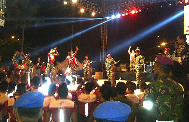 Wow, Anggota TNI dan Brimob Juga Jago Main Musik dan Menari