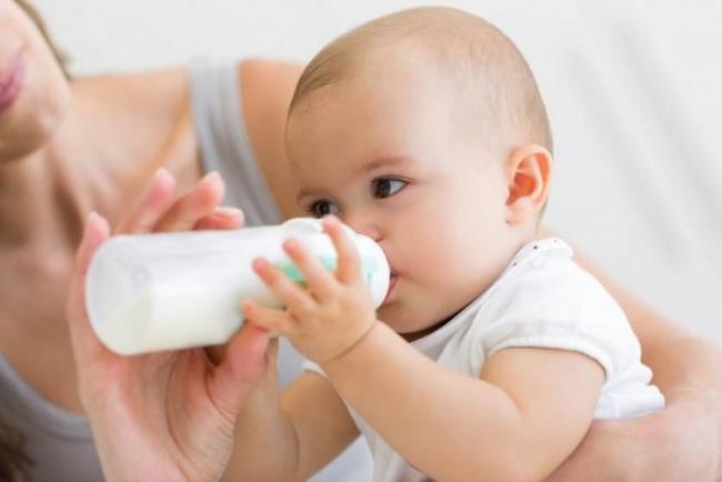 Begini Cara  Lebih Sehat Bersihkan Dot Bayi 
