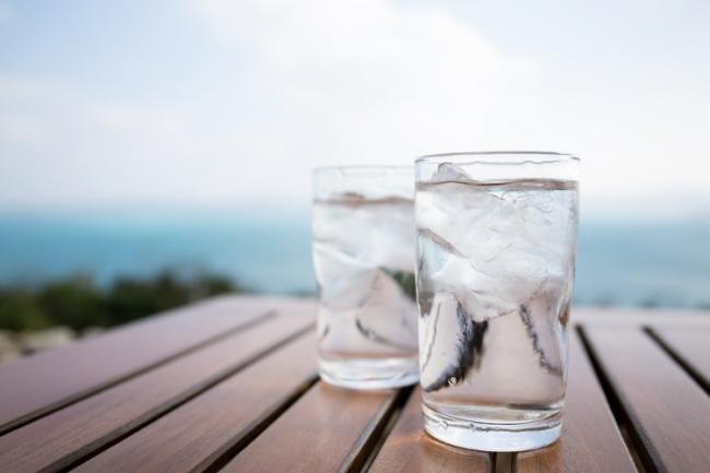 Sering Minum Air Es? Waspada Dampaknya Bagi Kesehatan Tubuh