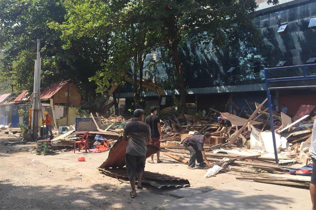 Tim Terpadu Bongkar 60 Kios di Terminal Jodoh 