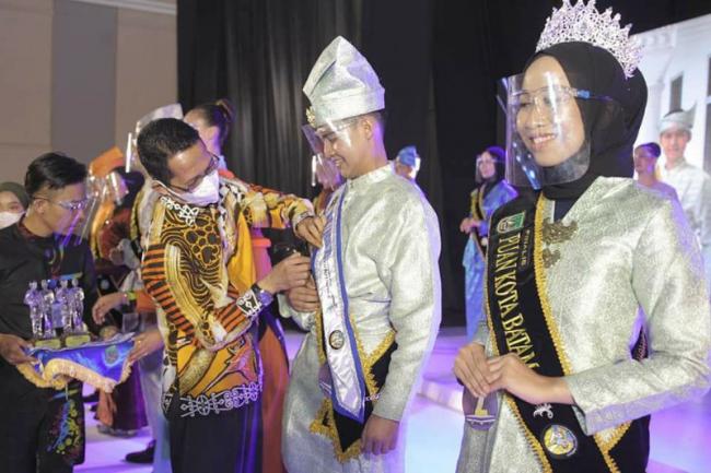 Encik Alfian dan Puan Luhung Dinobatkan sebagai Duta Wisata Batam