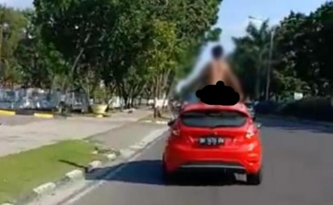 Orang Gila Menari, Dokter Awal Bros Ini Miris Melihat Ketiadaan Empati Warga