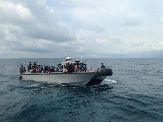 Penampakan Evakuasi Puluhan Penumpang Kapal