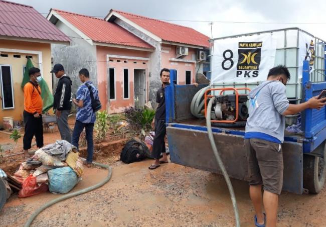 PKS Salurkan Air Bersih Bantu Warga Korban Banjir di Tanjungpinang