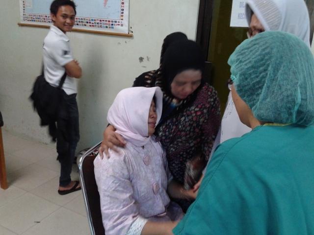 Keluarga Pejabat Pertamina Batam Jenguk Jenazah Edy di RSOB