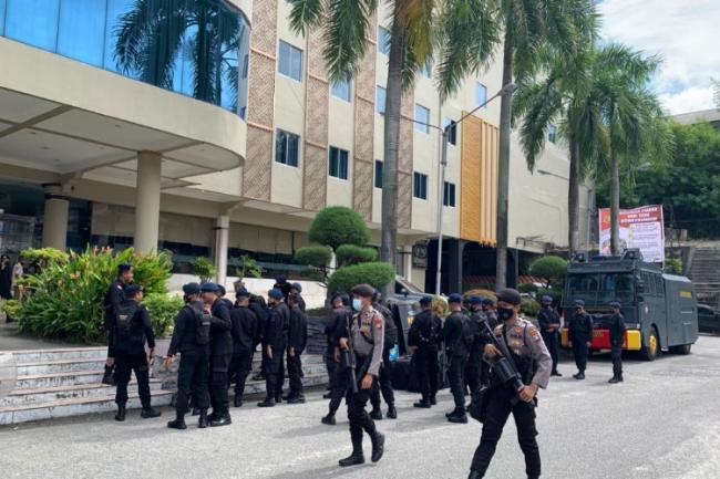 Polisi-Brimob Bersenjata Lengkap Jaga Penghitungan Suara Pilkada Karimun