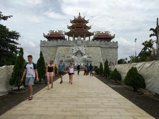 Menjelajahi Uniknya Vihara Patung Seribu di Tanjungpinang