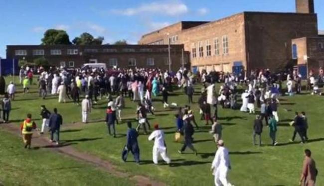 Mobil Tabrak Kerumunan Jamaah Salat Ied di Inggris