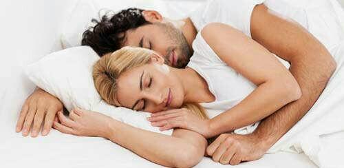 3 Mamfaat Saling Bersentuhan Sebelum Tidur Malam