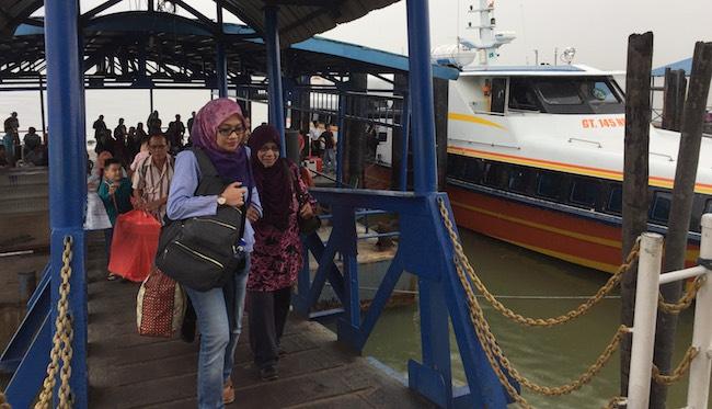 Warga Karimun Ramai-ramai Keluar Negeri Rayakan Tahun Baru