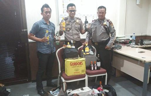 Puluhan Botol Miras Tak Bertuan Ditemukan di Dermaga Pelabuhan Beton