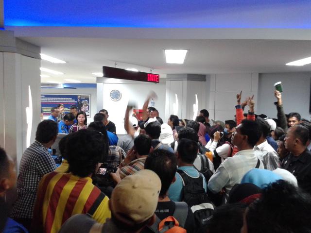 [BREAKING NEWS] Ricuh, Puluhan Calon Penumpang Demo di Pelabuhan Batam Centre