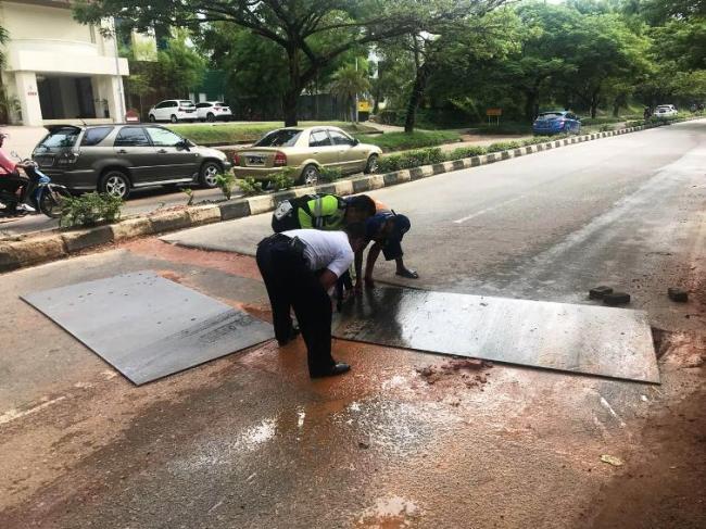 Cuma Ditutup Plat Besi, Proyek Galian IPAL Bahayakan Pengendara