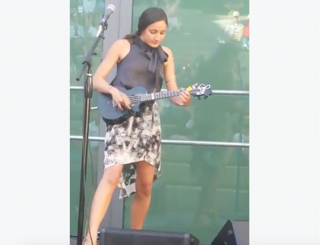 [VIDEO] Wanita Jago Main Gitar Bikin Kagum
