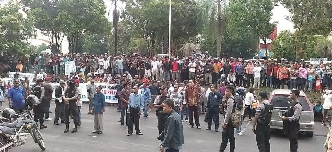 Ratusan Pengelola Kios Air Demo ATB