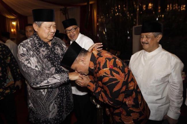 Gatot Nurmantyo Cium Tangan SBY