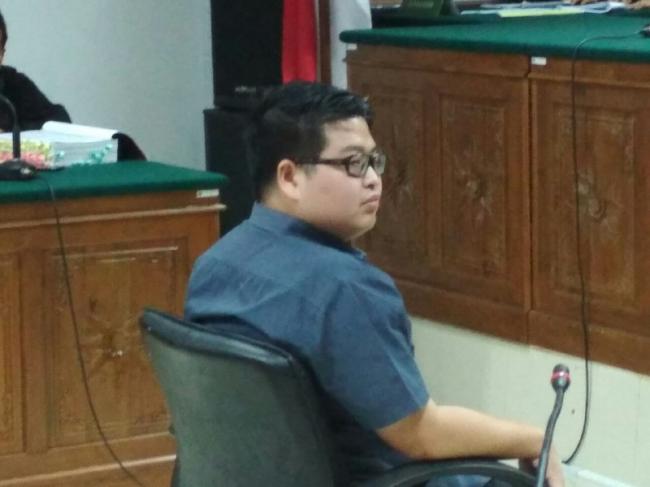 Anak  Conti Chandra Emosi Dicerca Pertanyaan