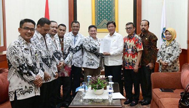 Isdianto Janjikan Kesejahteraan Guru di depan Pengurus PGRI