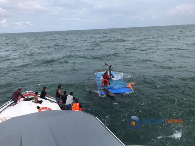 Video Detik-detik Penyelamatan Penumpang Kapal Tenggelam di Lingga