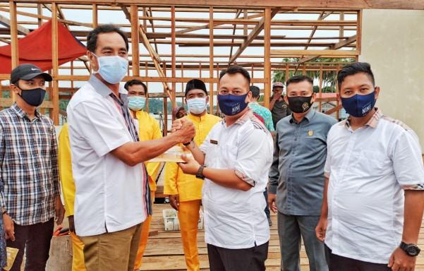 Nizar Serahkan Bantuan untuk Korban Kebakaran di Desa Pasir Panjang Lingga