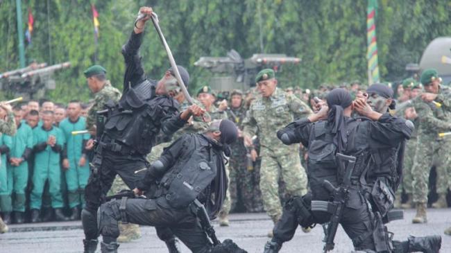 Prajurit Kostrad Demonstrasi Makan Ular di Depan Panglima TNI