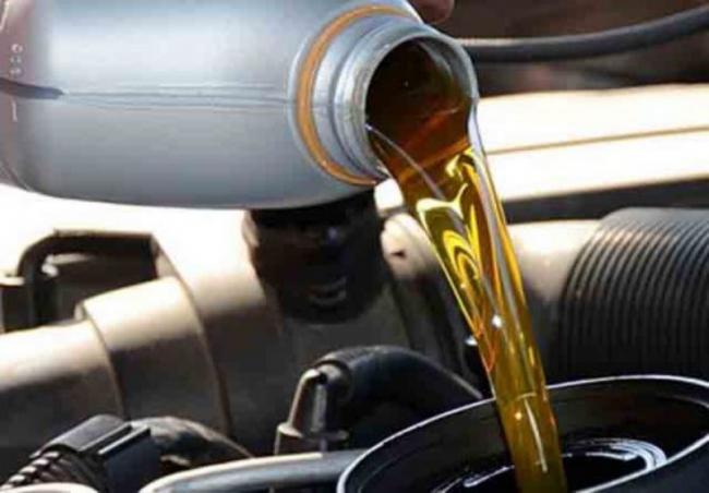 Jangan Anggap Sepele, Ketahui Jarak Ideal Ganti Oli Mesin Motor