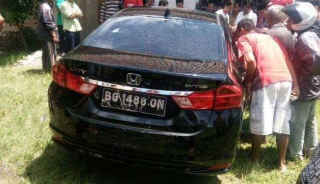Mobil Sedan Berisi Satu Keluarga Ditembaki Polisi, Satu Tewas