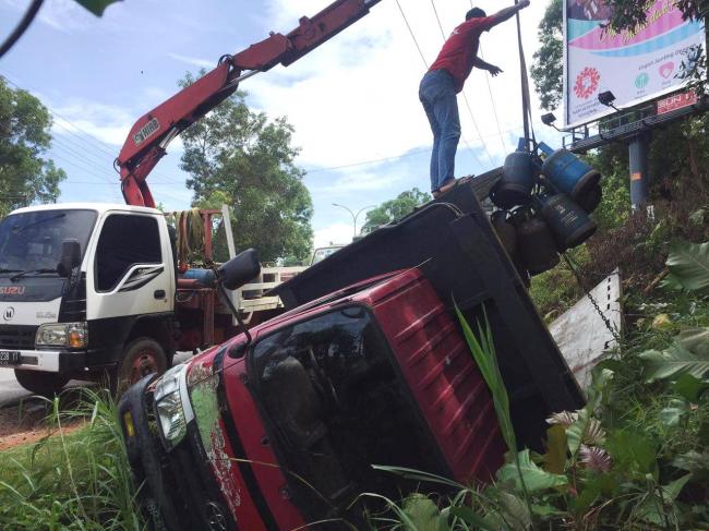 Truk Bermuatan Tabung Gas Terguling