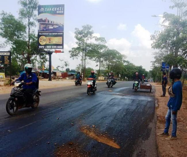Solar Tumpah di Jalan, Pengendara Berjatuhan Akibat Slip