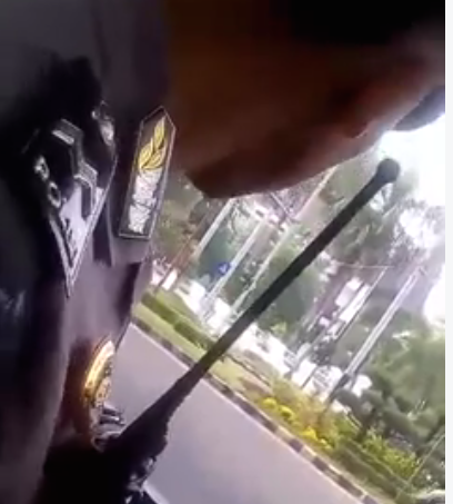 [VIDEO] Dua Polisi di Padang Terekam Nego Suap dengan Pengendara Motor