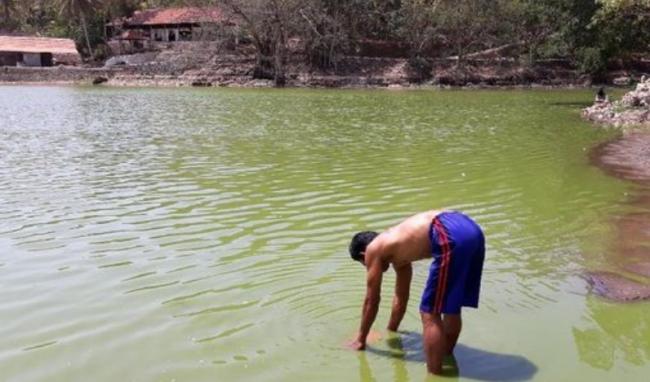 Kemarau, Warga Terpaksa Pakai Air Telaga dengan Bau Menyengat dan Bikin Gatal