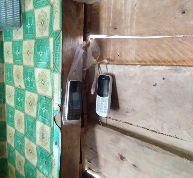 Prihatin, Warga Desa Ini Gantung HP untuk Mencari Sinyal
