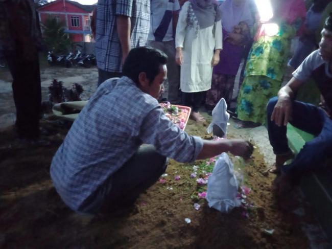 Pemakaman Kerangka Khairunisa Diwarnai Tangis dan Hujan Lebat
