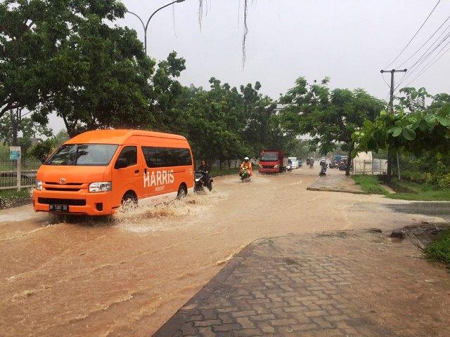 Hujan Lokal Sebentar Bikin Jalanan di Batuaji Seperti Sungai