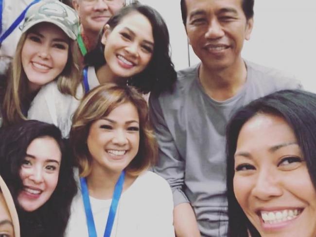 Tanggapi Isu Artis-artis Dibayar Jokowi, Anggun C Sasmi Tertawa