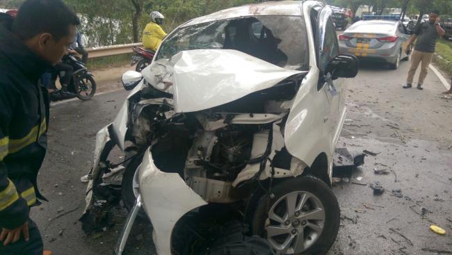 Kecelakaan Dahsyat Mobil Radisson Golf di Jalan Raya Dam Mukakuning, 5 Orang Dilarikan ke RS