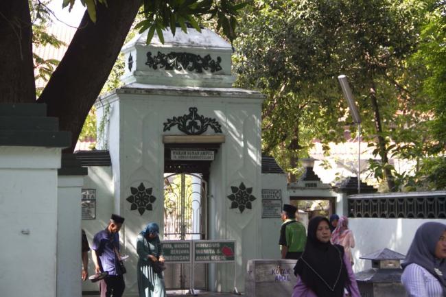 H-7 Lebaran, Pengunjung Kompleks Makam Sunan Ampel Semakin Membludak